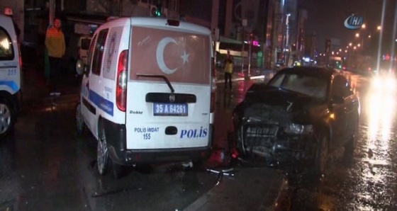 Otomobil kavşakta polis otosuna çarptı: 3 yaralı