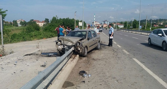 Otomobil önce traktöre ardından bariyere çarptı: 6 yaralı