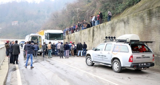 Otomobil uçuruma yuvarlandı, burunları bile kanamadı