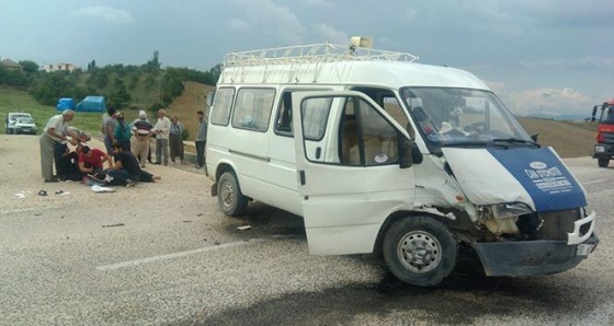 Otomobil ve minibüs çarpıştı: 3’ü ağır 7 yaralı