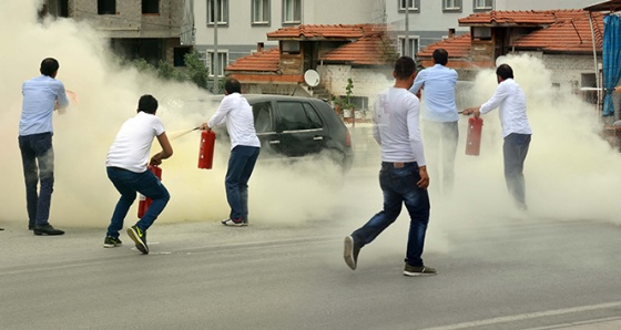 Otomobildeki yangını söndürmek için seferber oldular