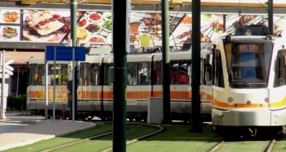 Otomobilden kaçarken tramvay çarptı