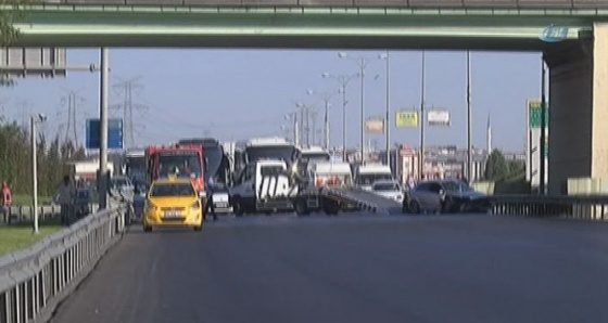 Otomobilin çaptığı elektrik direği yola devrildi, faciadan dönüldü