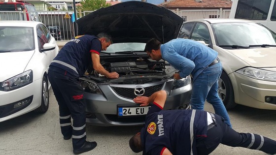 Otomobilin motoruna sıkışan kediyi itfaiye kurtardı