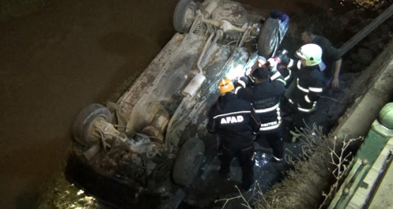 Otomobiliyle dereye düşen sürücü, boğulmaktan son anda kurtarıldı