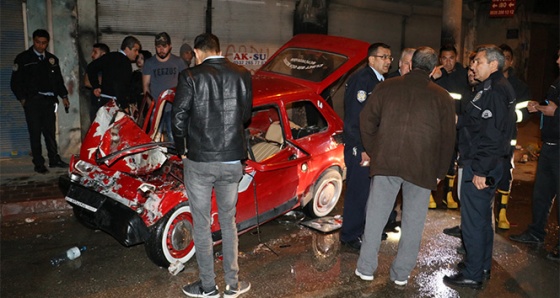 Otomobiliyle park halindeki kamyonet çarpan kadın sürücü ağır yaralandı