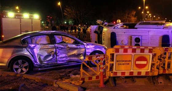 Otomobille çarpışan ambulans devrildi: 5 yaralı