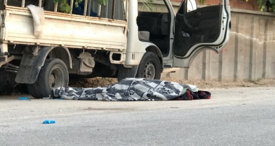 Otomobille çarpışan kamyonet yol kenarındakilerin arasına daldı: 1 ölü, 7 yaralı