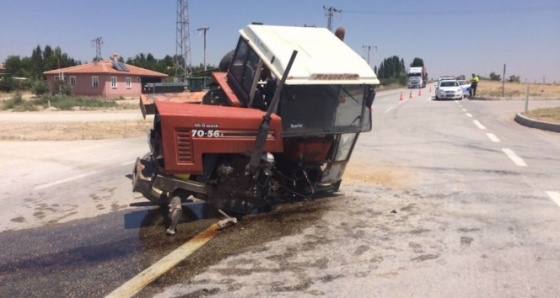 Otomobille çarpışan traktör ikiye bölündü: 2 yaralı