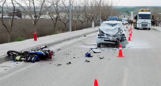 Otomobille motosiklet çarpıştı: 2 ölü, 1 yaralı