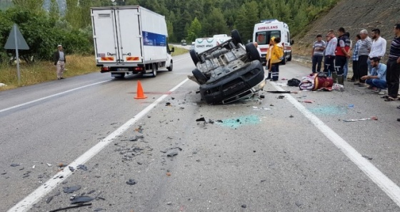 Otomobille TIR çarpıştı: 2 ölü