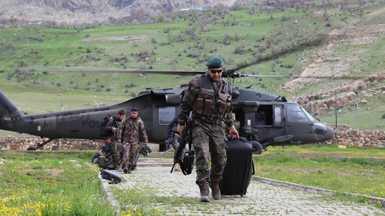 Oy pusulaları askeri helikopterle taşındı