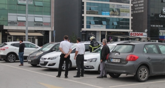 Oynadığı anahtarın kilitlediği otomobilde kalan bebeği itfaiye kurtardı