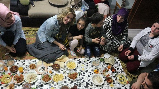 Oyuncu Gamze Özçelik Suriyeli aileyle yer sofrasında iftar yaptı