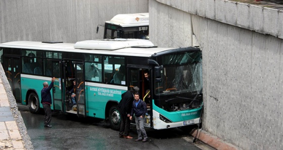 Özel halk otobüsü alt geçitte kaza yaptı: 8 yaralı