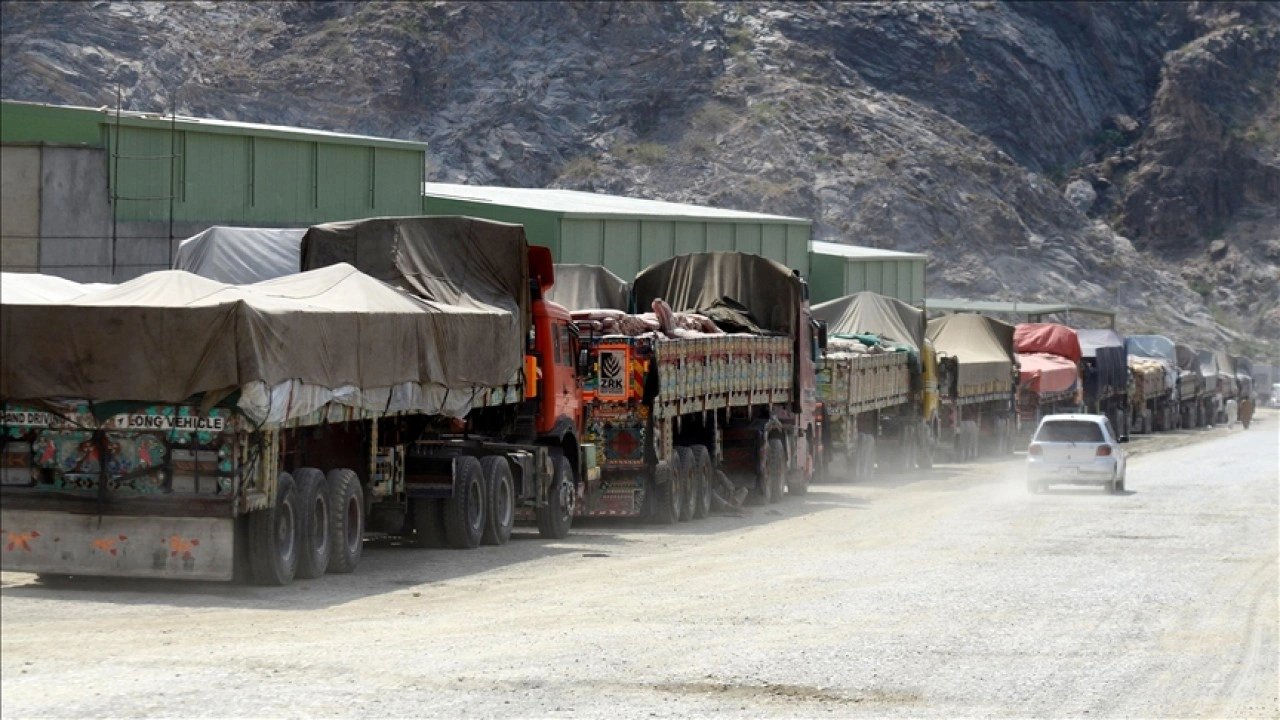 Pakistan-Afganistan sınırının kapalı olması binlerce tır sürücüsünü mağdur etti