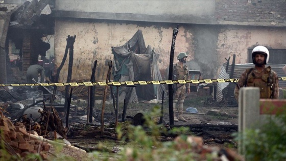 Pakistan'da askeri eğitim uçağı evlerin arasına düştü: 17 ölü