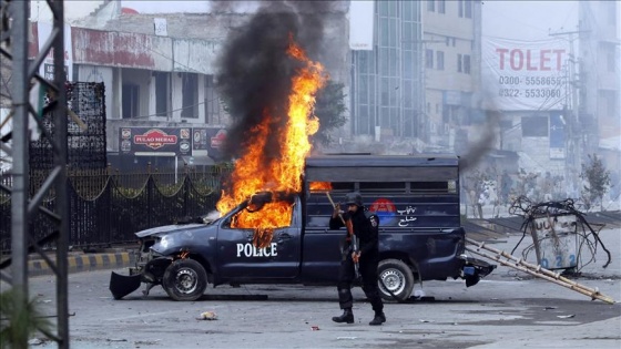 Pakistan'da seçim görevlilerini taşıyan askerlere saldırı