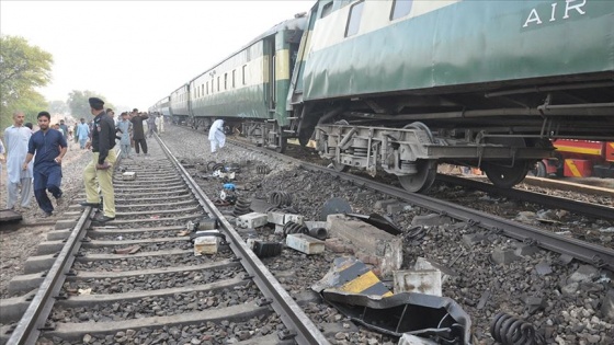 Pakistan'da tren otobüse çarptı: 19 ölü, 8 yaralı