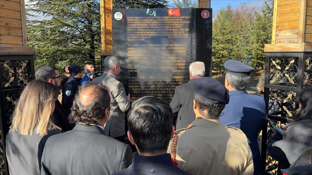 Pakistan'daki okula yapılan terör saldırısında ölenler Ankara'da anıldı