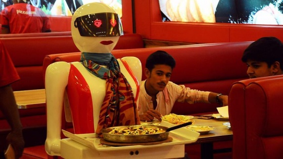 Pakistan'daki restoranda 'robot garsona' büyük ilgi