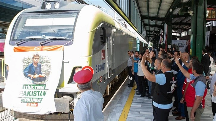 Pakistan'a yardım malzemesi taşıyan üçüncü 'İyilik Treni' yola çıktı