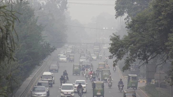 Pakistan'da hava kirliliği sebebiyle eğitime haftada 3 gün ara verilecek
