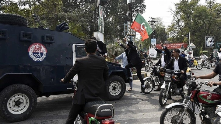 Pakistan'da mahkeme, İmran Han'a yönelik polis operasyonunu yarına kadar askıya aldı