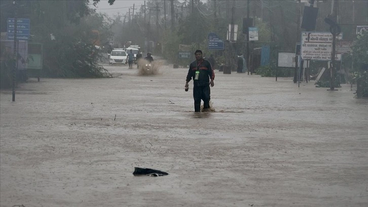 Pakistan'da yağışların yol açtığı sel ve su baskınları nedeniyle son 48 saatte 35 kişi öldü
