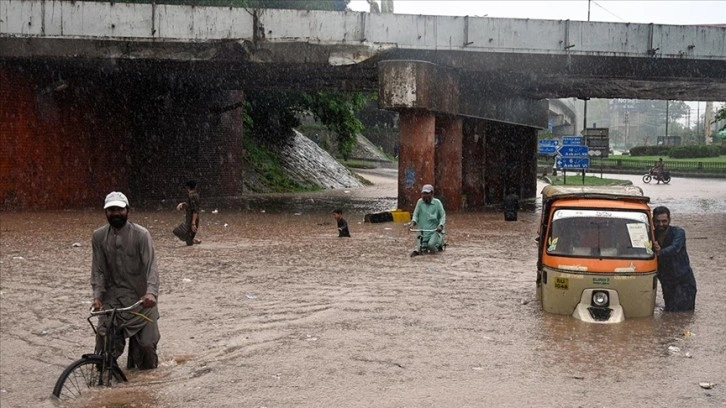 Pakistan'ın Lahor kentinde son 44 yılın yağış rekoru kırıldı
