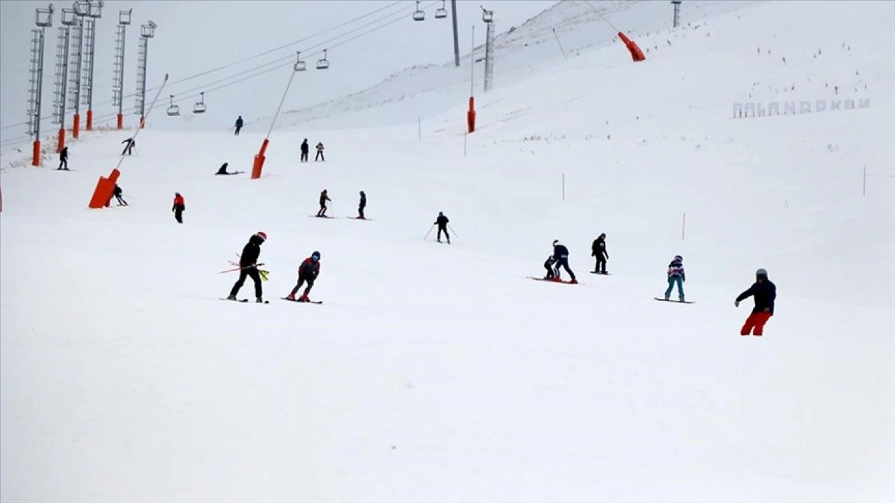 Palandöken Kayak Merkezi hafta içinde de doluyor