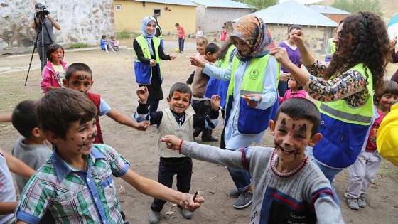 Palyaço olup kırsaldaki çocukların gönüllerini fethettiler