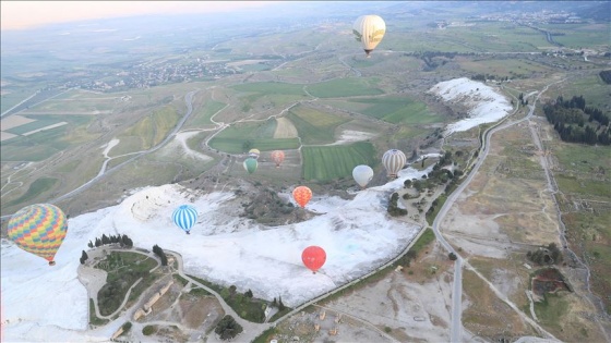 Pamukkale'de balonlar 153 bin kişiyi uçurdu