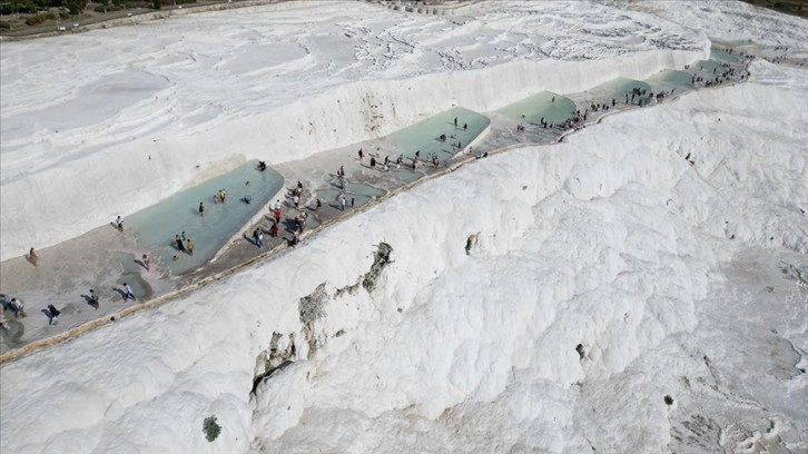 Pamukkale'yi yılın 8 ayında 1 milyon 700 bin turist ziyaret etti