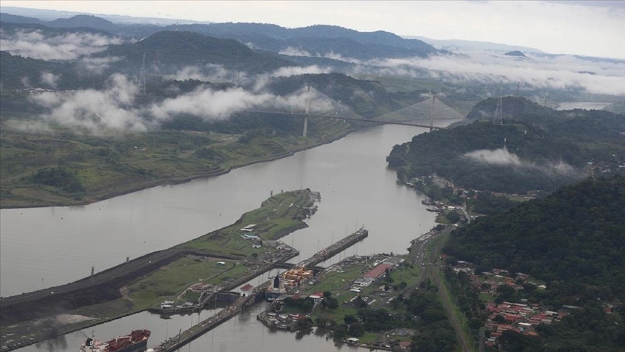 Panama, gemilerin Kanal'dan ücretsiz geçebileceğine ilişkin ABD açıklamasını yalanladı