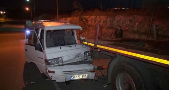 Panelvan minibüs, park halindeki TIR'a arkadan çarptı: 1 yaralı