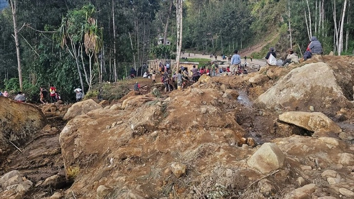 Papua Yeni Gine'deki heyelanda toprak altında kalan köy, toplu mezarlığa dönüştürüldü