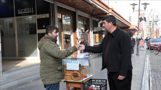 Parası olmayana ücretsiz simit