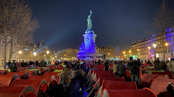 Paris'in ortasında düzensiz göçmenler hükümete tepkilerini göstermek için kamp kurdu