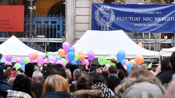 Paris'te 13 Kasım'daki terör saldırısının kurbanları anıldı