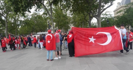 Paris'te 'Darbeye Hayır, Erdoğan'a Destek' gösterisi