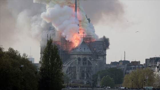 Paris'te Notre Dame Katedrali'nde yangın