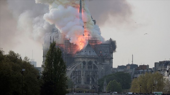 Paris'te Notre Dame Katedrali'nde yangın çıktı