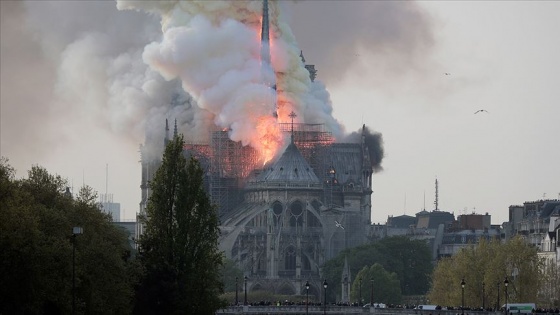 Paris'te Notre Dame Katedrali'nin çatısı çıkan yangında çöktü