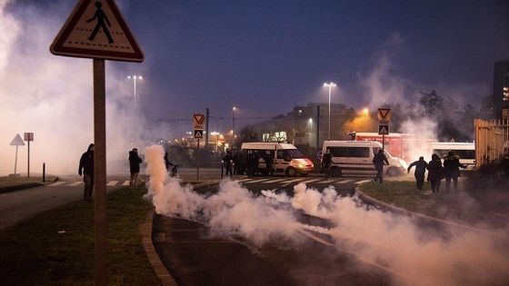 Paris'te polis şiddeti protesto edildi