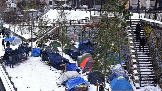 Paris'te soğukta kalan yaklaşık 150 göçmen ve mülteci kendilerini bir okula kapattı