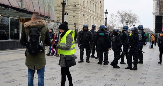 Paris'te yılbaşı için güvenlik önlemleri iki katına çıkarıldı