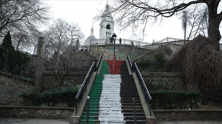 Paris'in simgelerinden Sacre Coeur'ün merdivenleri Filistin bayrağı renklerine boyandı