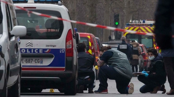 Paris'te 70 yaşlarında bir kişinin silahla ateş açması sonucu 2 kişi öldü, 4 kişi yaralandı