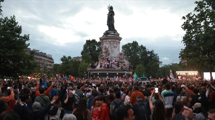 Paris'te, aşırı sağın erken seçimlerin ilk turundan birinci çıkması protesto edildi